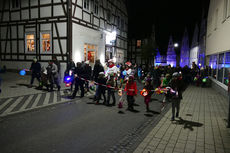 Sankt Martin Laternenumzug durch die Stadt (Foto: Karl-Franz Thiede)